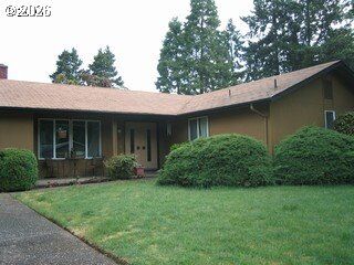 Property Photo: 3465 Strathmore Pl OR 97405