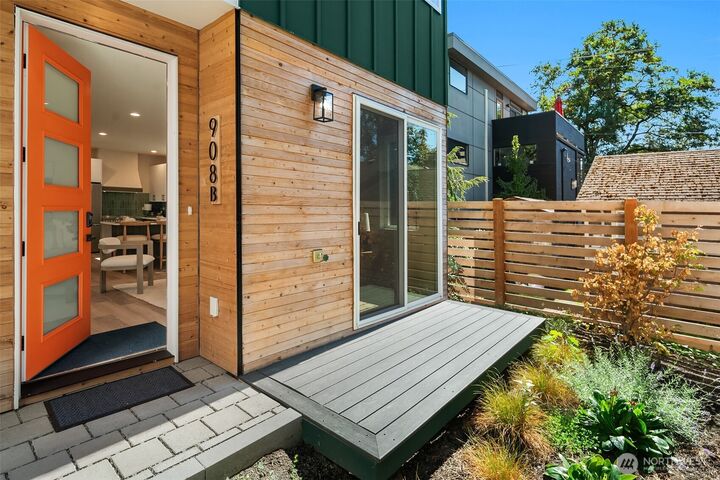 Property Photo:  908  15th Avenue B  WA 98122 