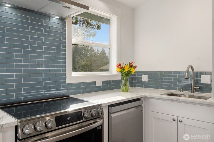 Property Photo: 1574 NE Park View Dr 5 WA 98110