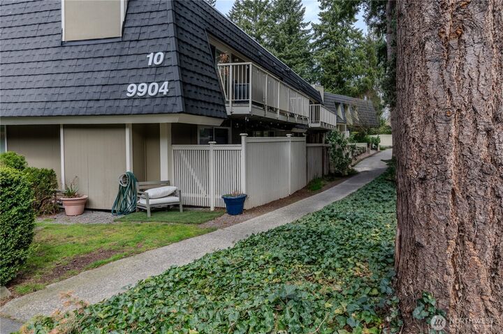 Property Photo:  9904 NE 124th Street 1005  WA 98034 