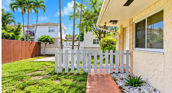 Property Photo:  812 NE 2nd Street 2  FL 33009 