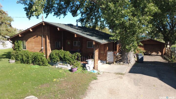 Property Photo:  121 10th Avenue NE  SK S9H 2T1 