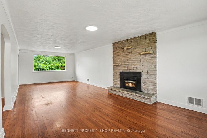 Property Photo: 1305 Avenue N Avenue ON K1G 0A7