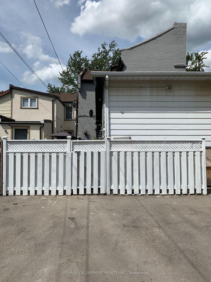 Property Photo:  74 West Avenue N 5  ON L8L 5C2 