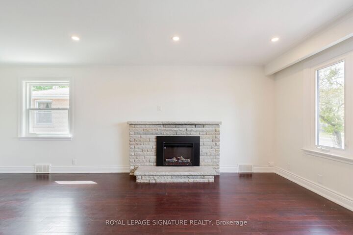 Property Photo:  91 Bishop Avenue Main  ON M2M 1Z5 