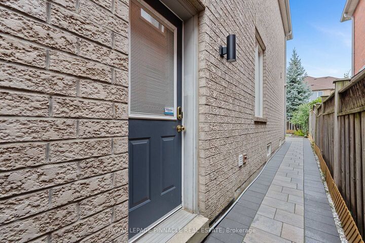 Property Photo:  3265 Topeka Drive B  ON L5M 7V1 