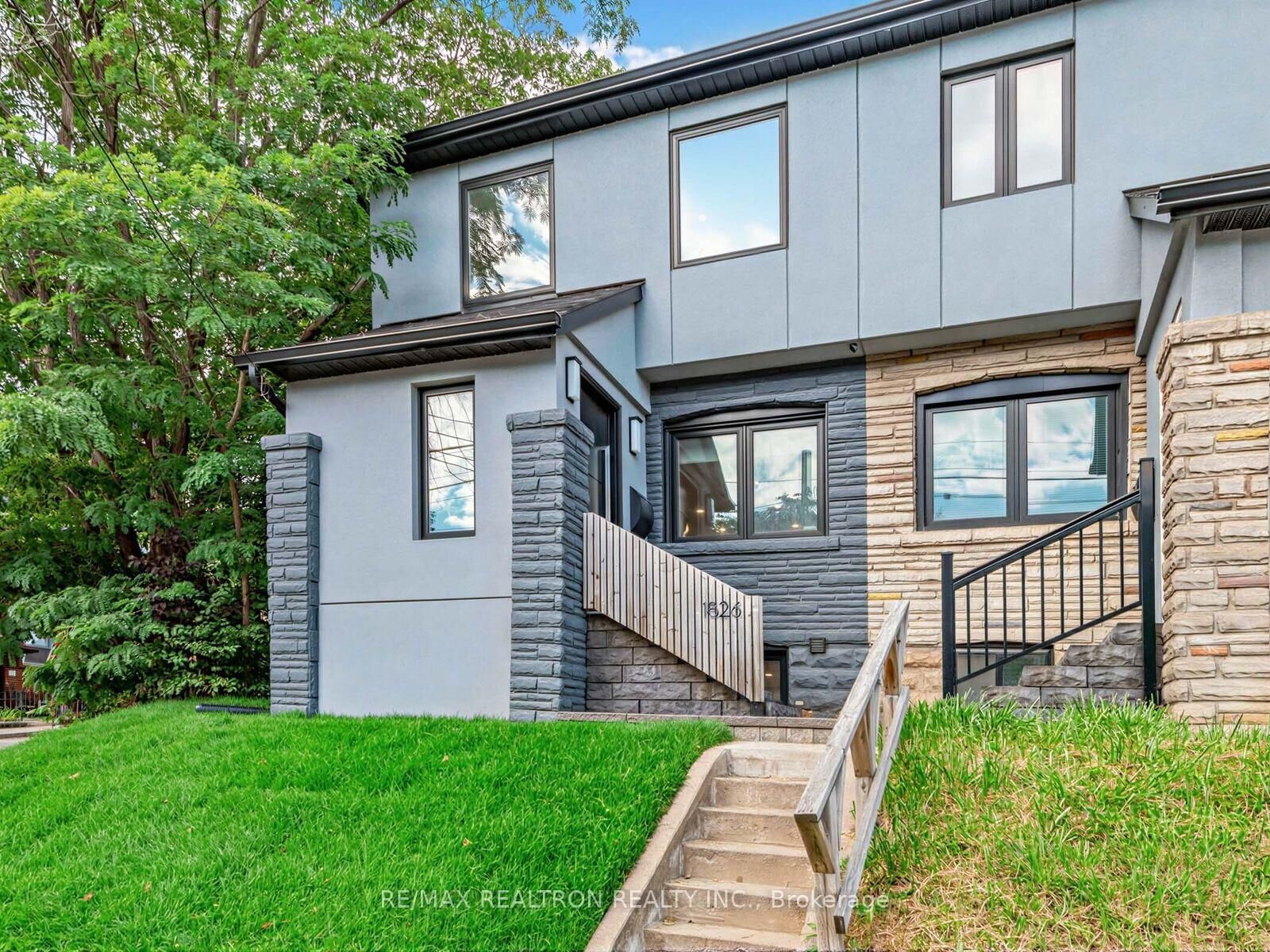 Photo de la propriété: 1526 Davenport Road ON M6H 2H8