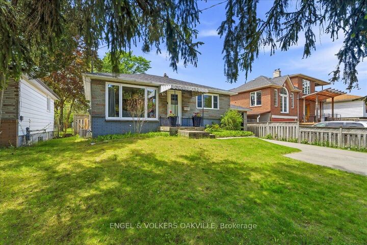 Property Photo:  22 Falaise Road  ON M1E 3B5 
