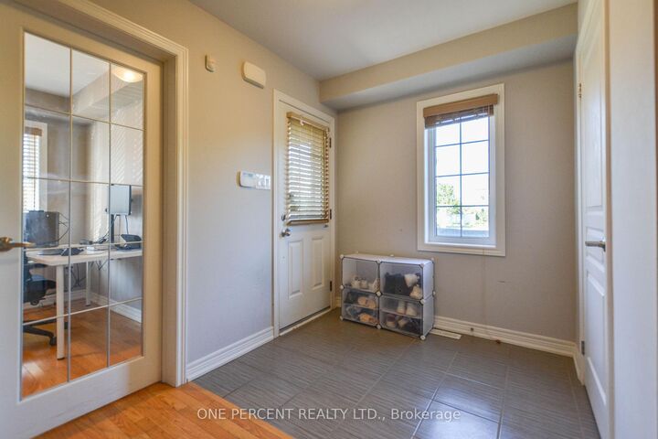 Photo de la propriété: 85 Benjamin Hood Crescent ON L4K 5M7
