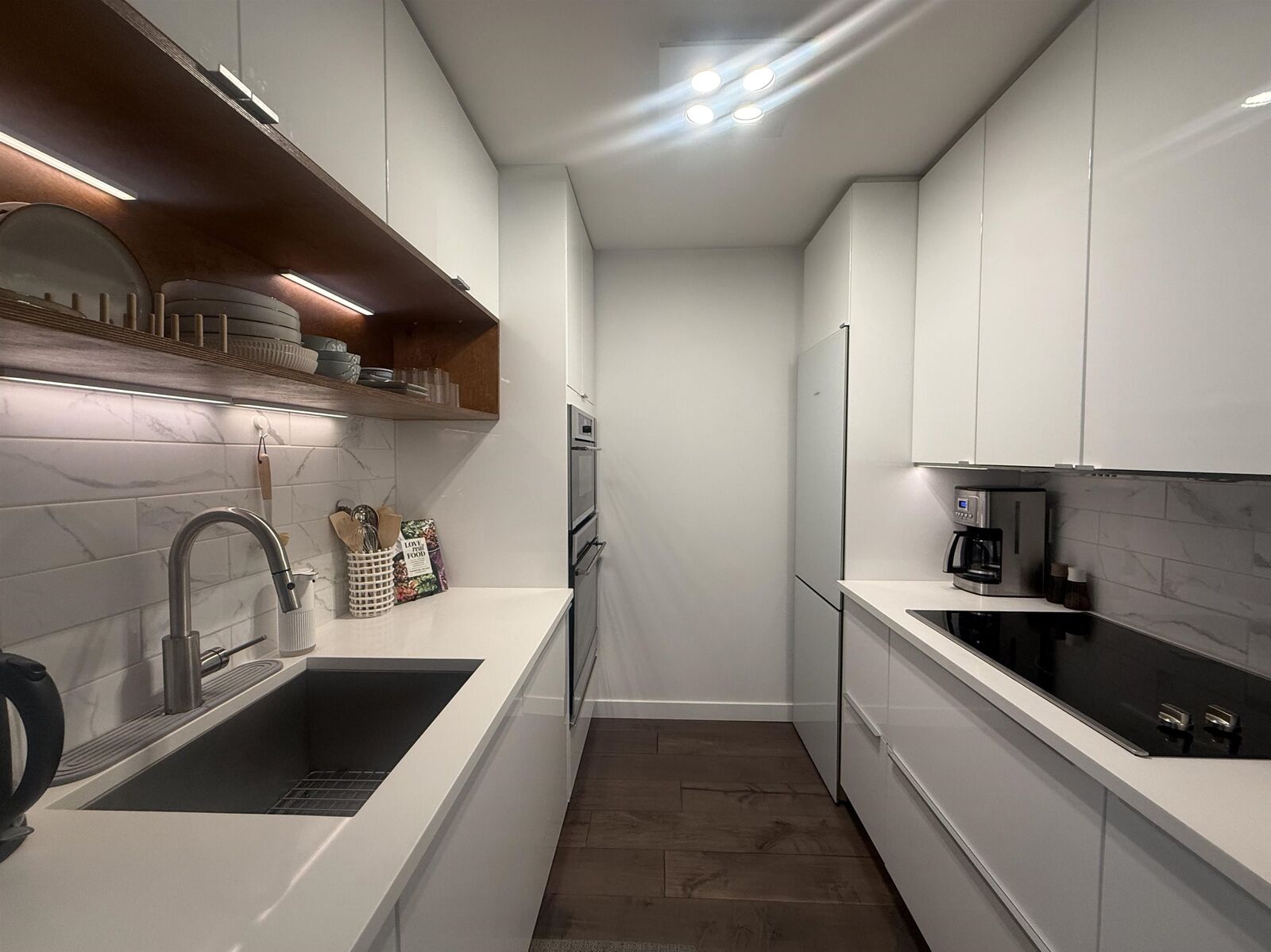 Property Photo:  985 W 10th Avenue 102  BC V5Z 1L9 