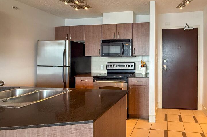 Property Photo:  610 Granville Street 2113  BC V6C 3T3 