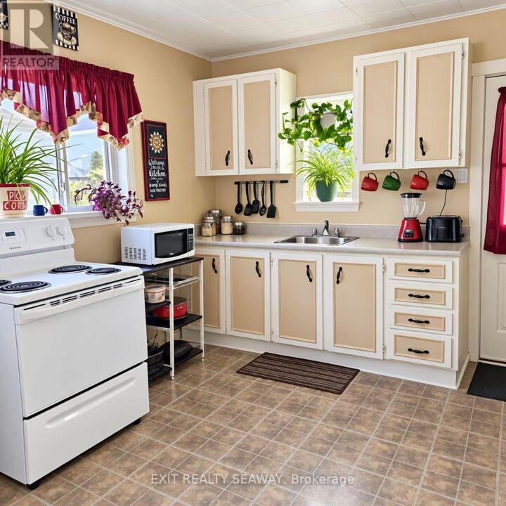 Property Photo: 603 Walton Street ON K6H 1T7