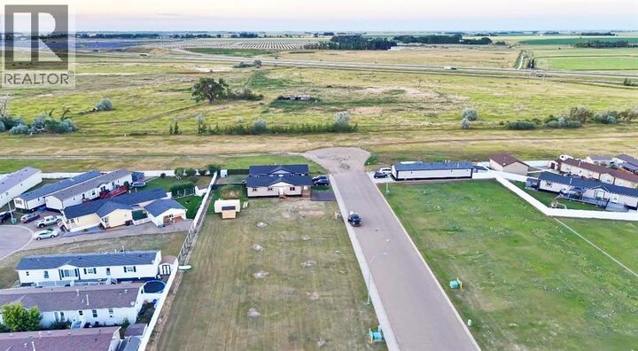 Property Photo:  321 20 Street East  AB T1R 0W9 