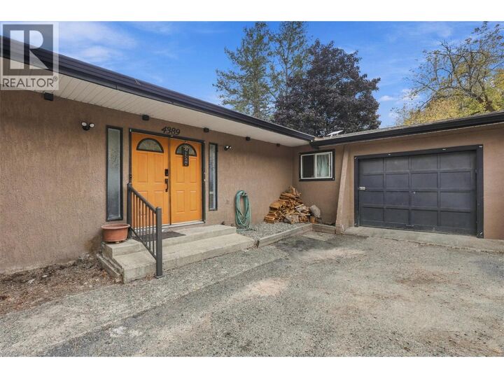 Property Photo: 4389 Karindale Road BC V2B 8N1