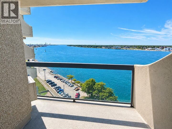 Property Photo:  155 Front Street North 1307  ON N7T 7V5 