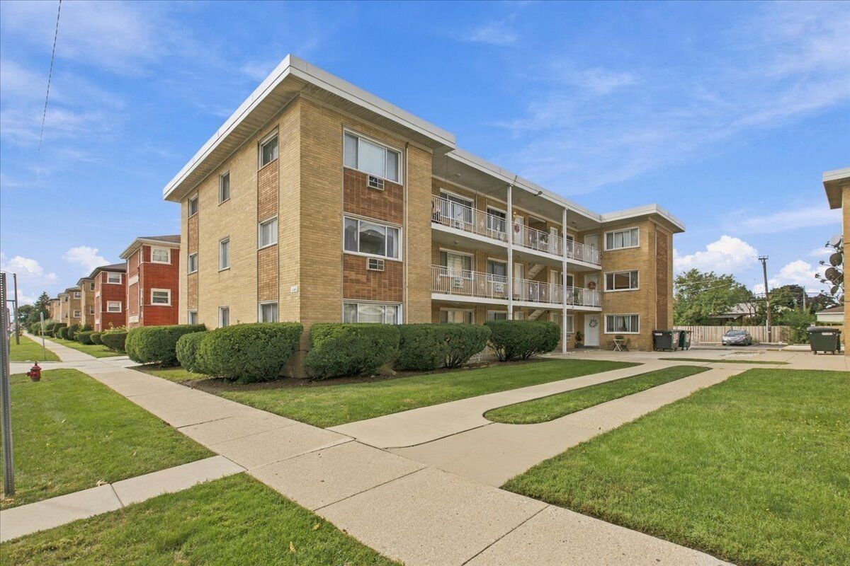 Property Photo:  4544 N River Road B2  IL 60176 