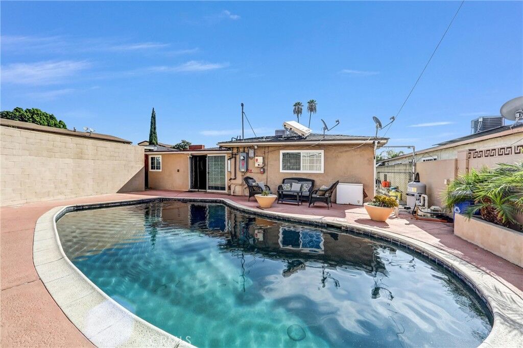 Property Photo: 7523 Craner CA 91352