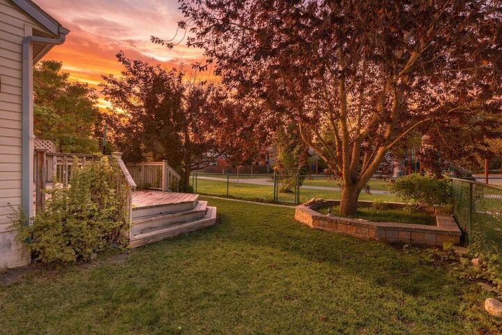 Property Photo:  25 Arbour Ridge Park NW  AB T3G 4C4 