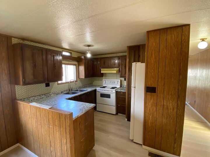Property Photo:  27 Lake Stafford Crescent E  AB T1R 0P5 