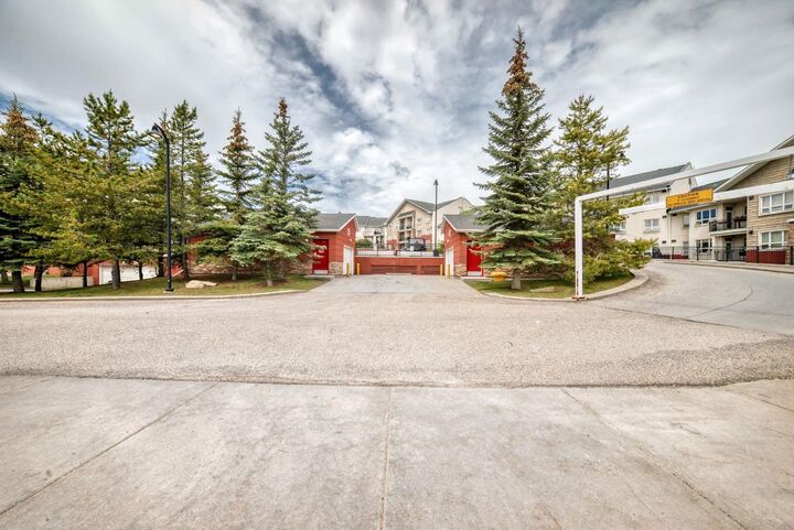 Property Photo: 26 Val Gardena View SW 443 AB T3H 5Z5
