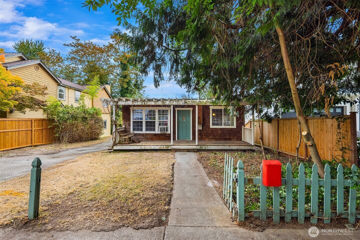 Property Photo:  440  26th Avenue E  WA 98112 