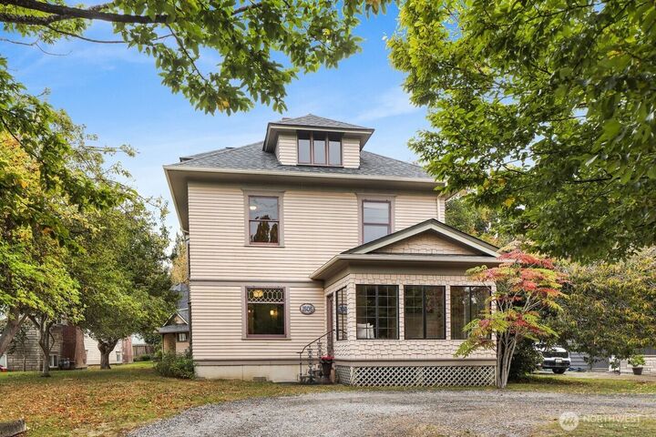 Property Photo:  1505  Broadway  WA 98225 