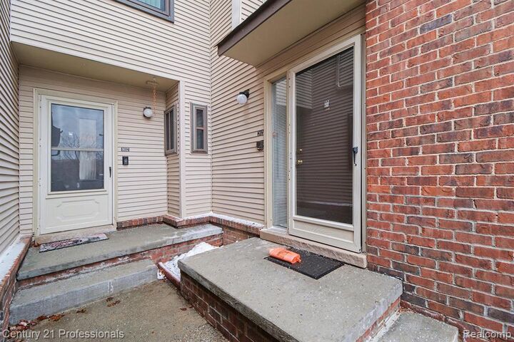 Property Photo:  6680 Ridgefield Circle 102  MI 48322 
