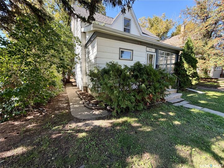 Property Photo:  1014 6th Avenue NW  SK S6H 0W2 
