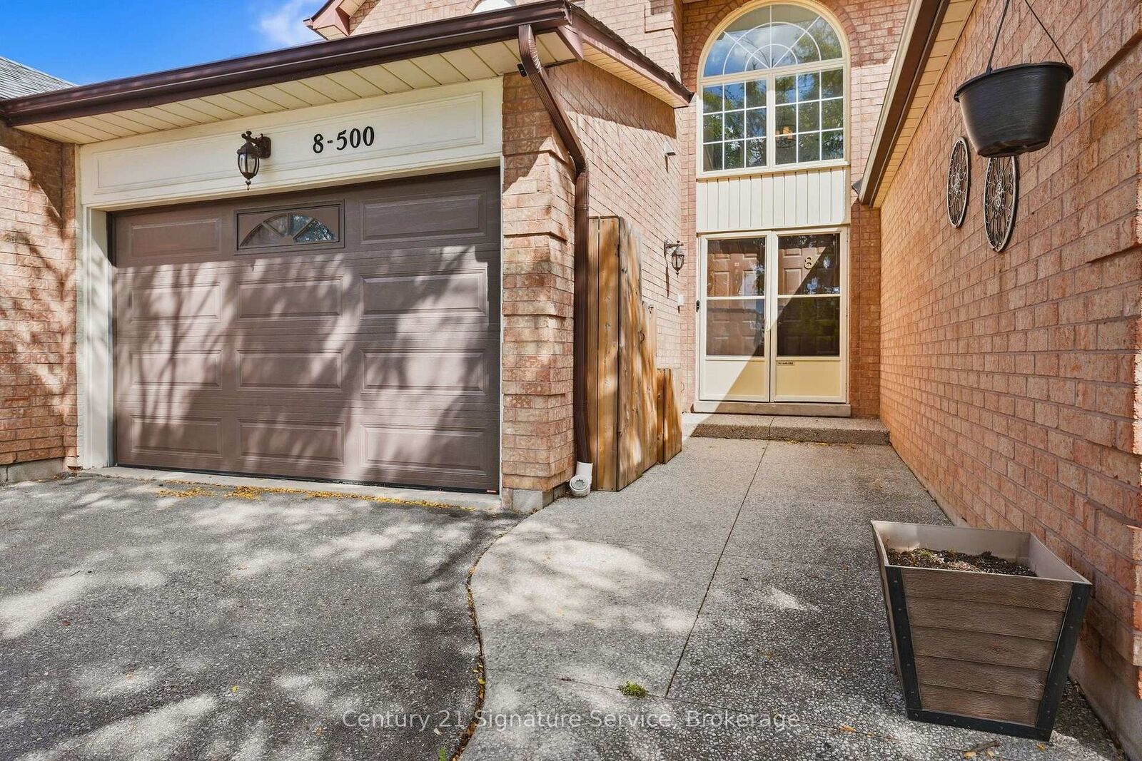 Property Photo: 500 Silverthorne Crescent 8 ON L5R 1W3