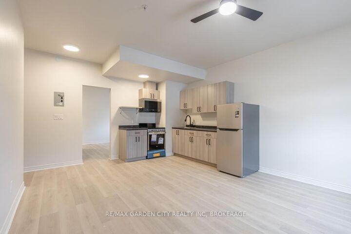 Photo de la propriété:  54 Front Street S  ON L2V 1X1 