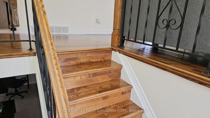 Property Photo:  45 Locust Crescent  ON N6K 2K1 
