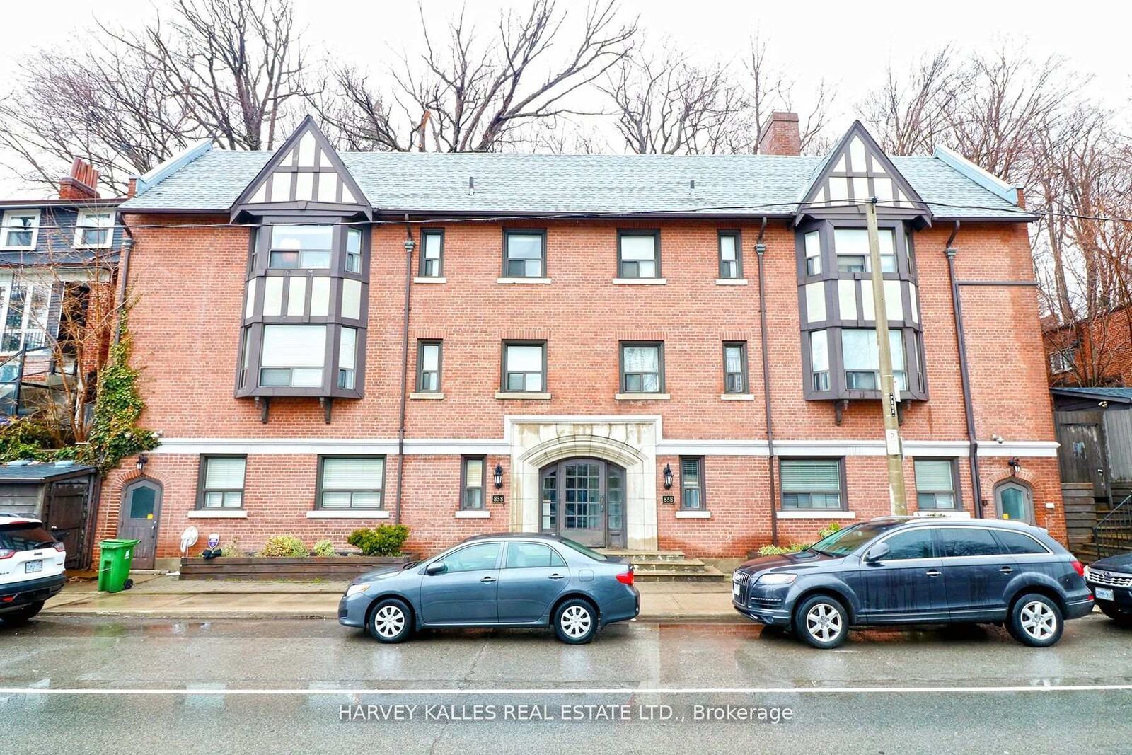 Property Photo: 858 Davenport Road 301 ON M6G 2B6