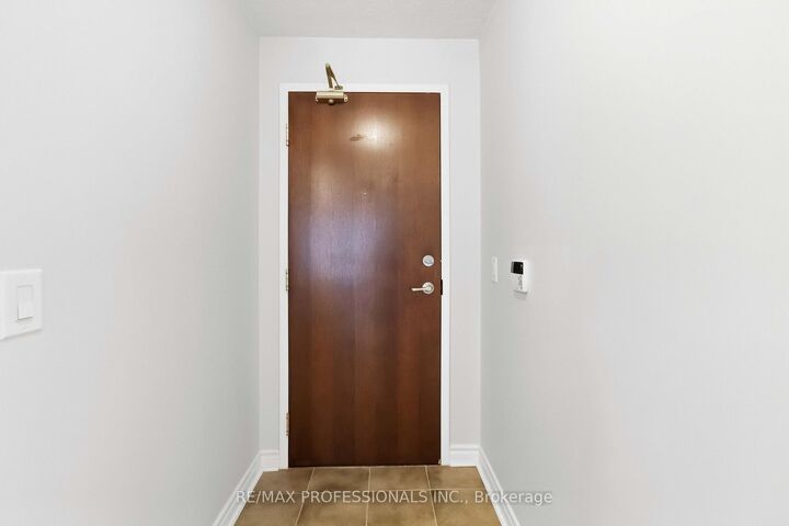 Property Photo:  5 Michael Power Place 701  ON M9A 0A3 