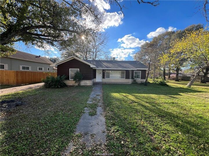 Property Photo:  407 Victoria Street  TX 77868 