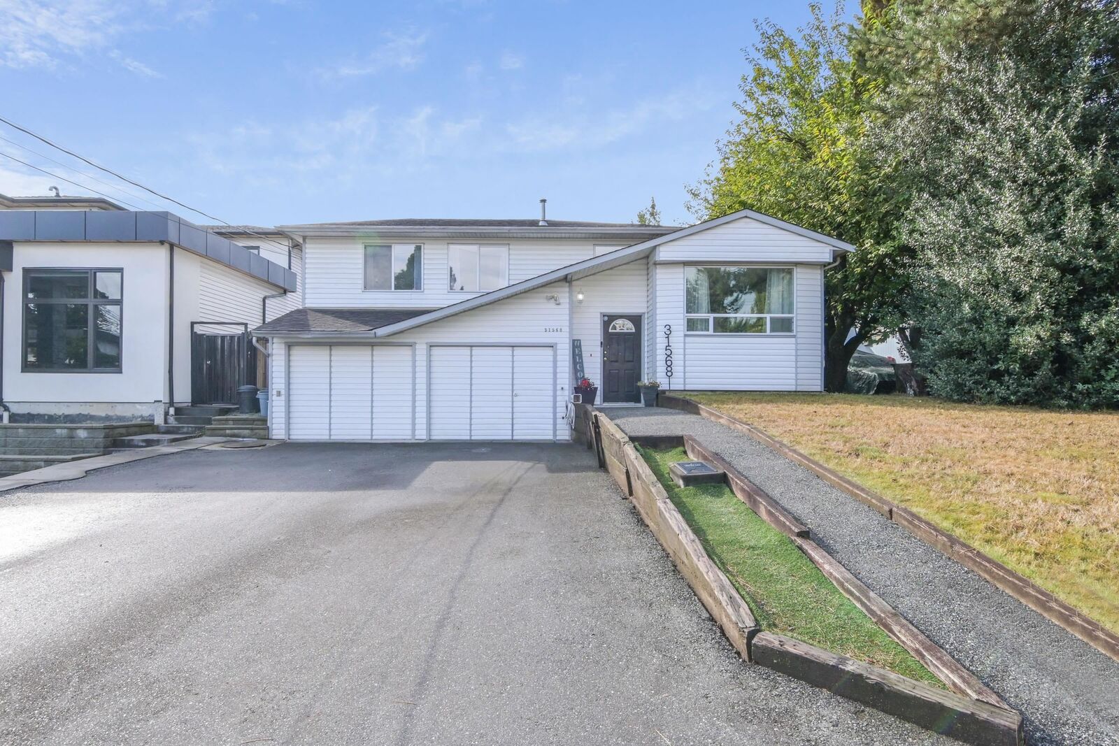 Property Photo:  31568 Oakridge Crescent  BC V2T 6A6 