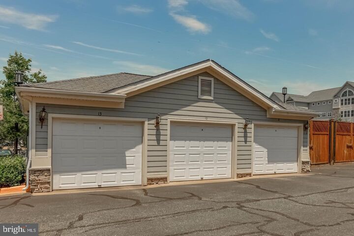 Property Photo:  1621 Ladue Court 204  VA 22191 