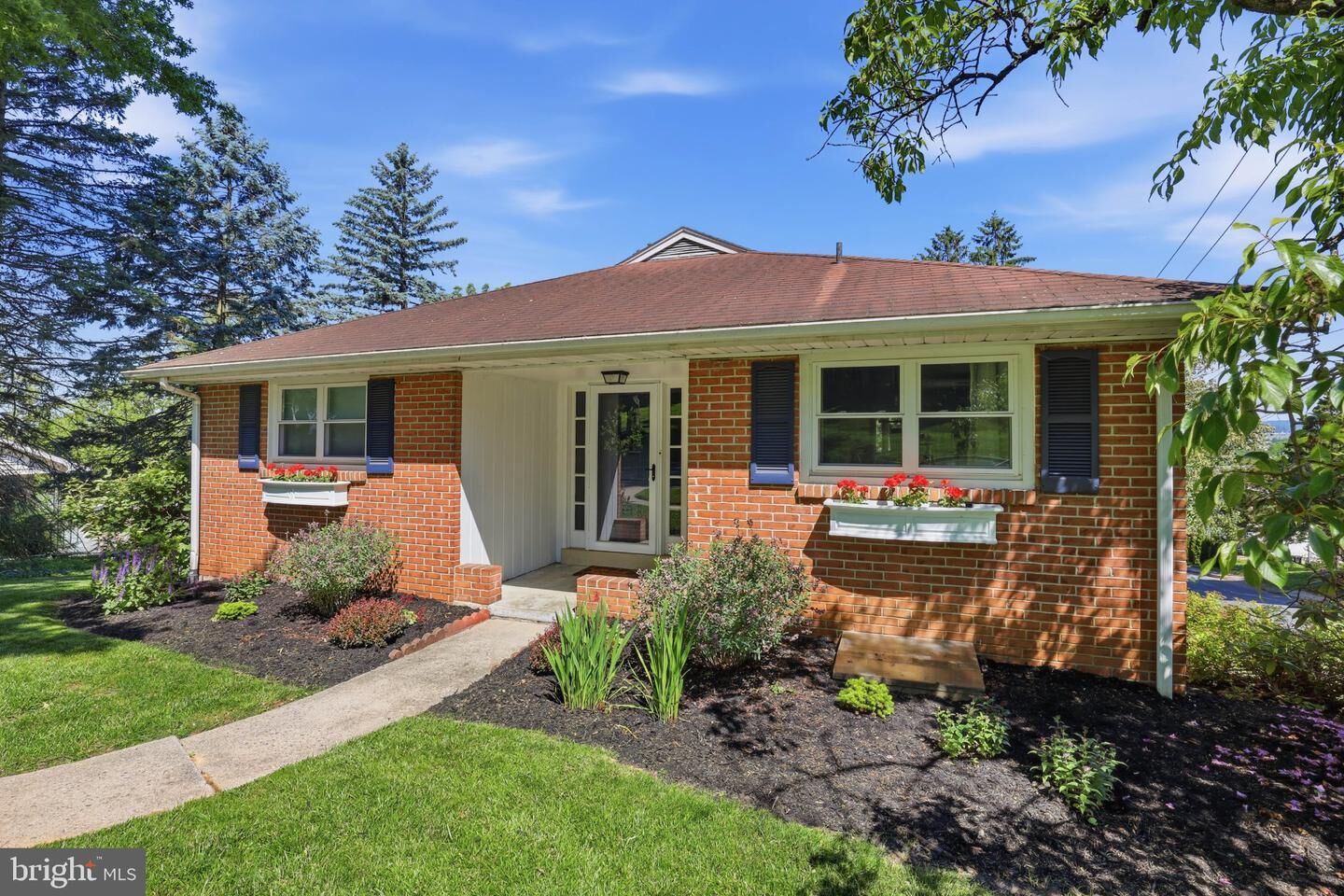 Property Photo: 250 N Maple Street PA 17522