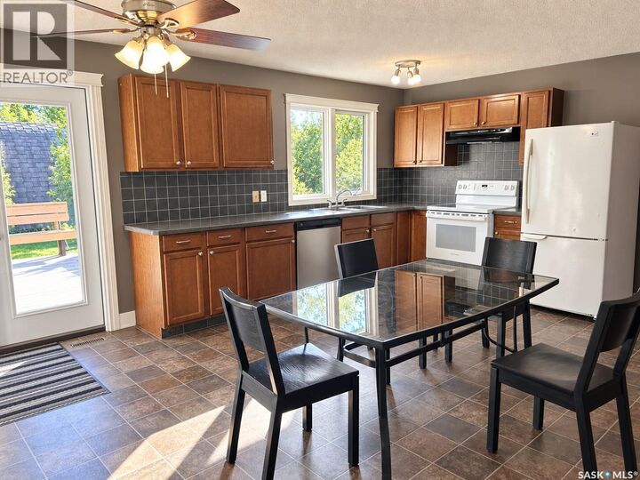 Property Photo: 401 Service Road E SK S0J 2E0