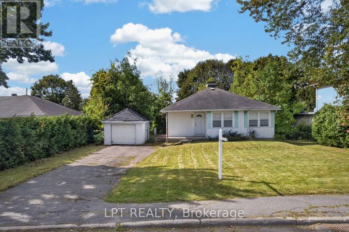 Property Photo:  868 Mountainview Avenue  ON K2B 5G2 