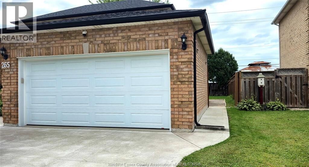 Property Photo:  265 Geraldine Crescent Lower  ON N9E 4M8 