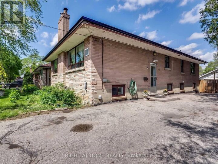 Property Photo:  17 Bryant Street Bast  ON M3H 4Z8 