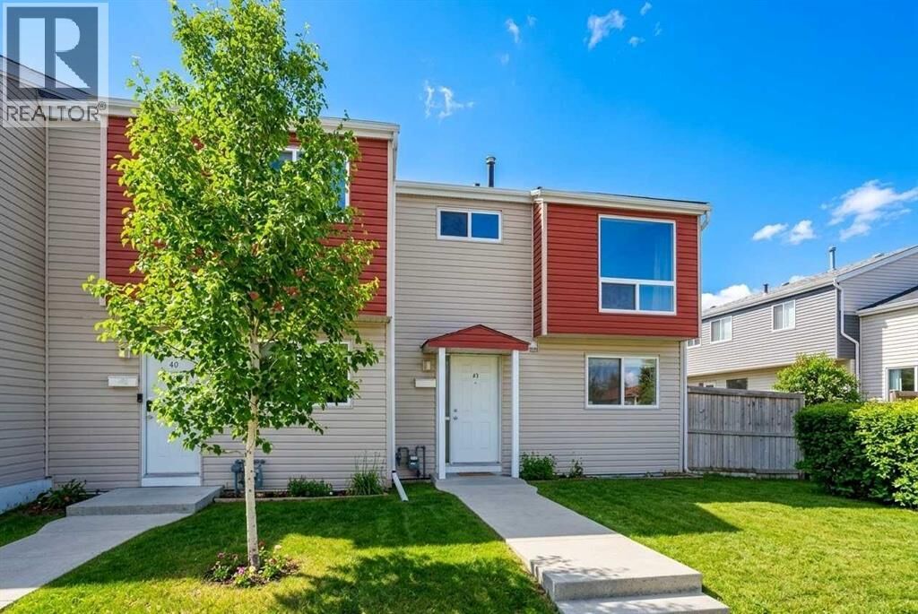 Property Photo: 5425 Pensacola Crescent Southeast AB T2A 2G5