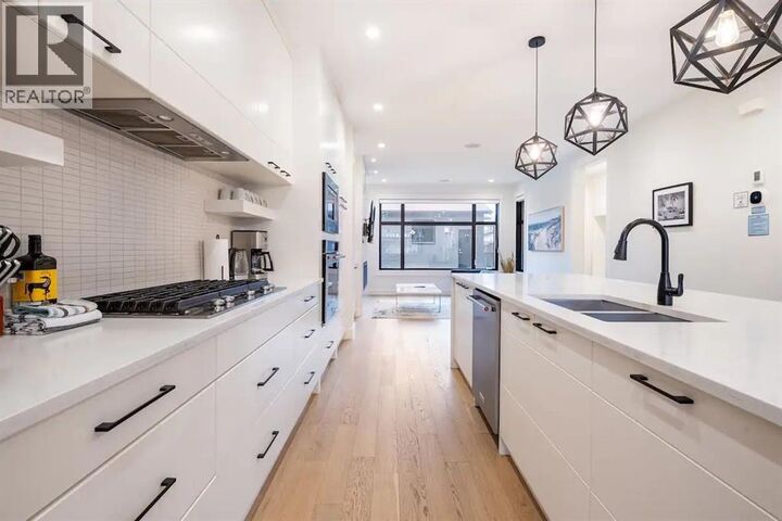 Property Photo:  2433 30 Street Southwest  AB T3E 2L9 