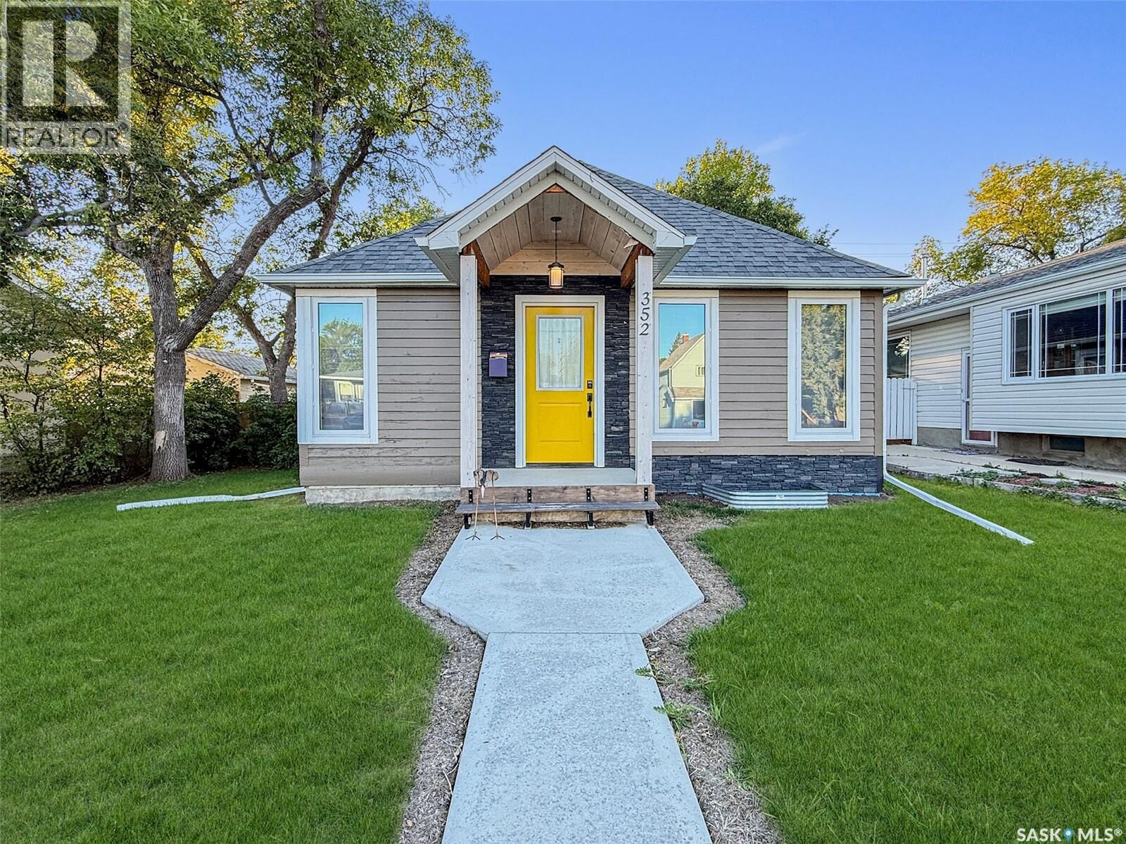 Property Photo:  352 2nd Avenue NE  SK S9H 2E1 