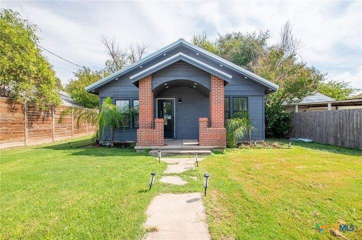Property Photo: 207 S Chestnut Street TX 76550