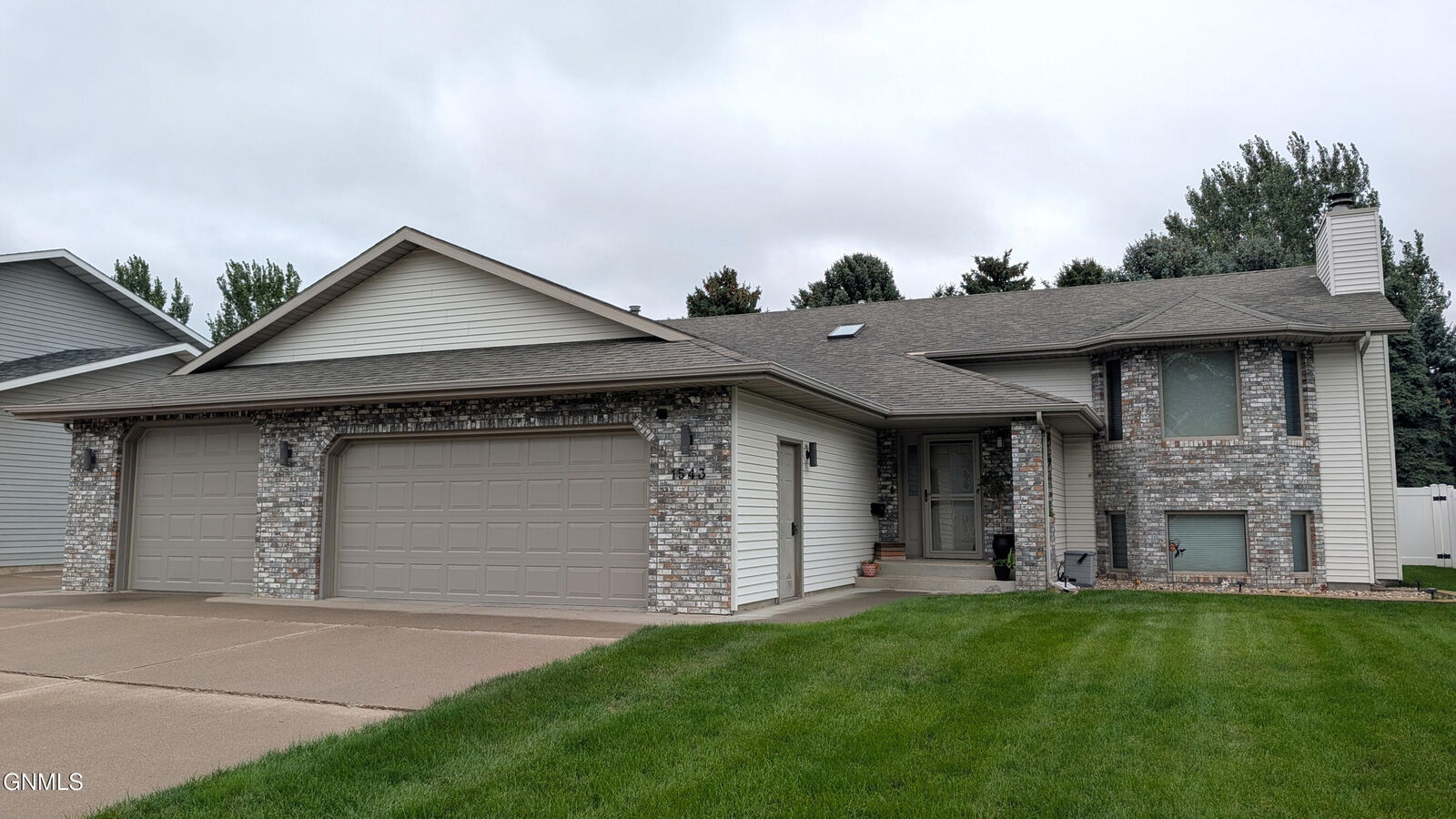 Property Photo:  1543 Billings Drive  ND 58504 