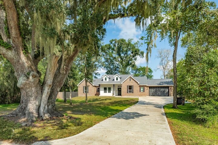 Property Photo: 1219 Chuckwagon Court TX 77515