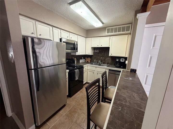 Property Photo:  10855 Meadowglen Lane 8  TX 77042 