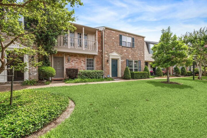 Property Photo: 5827 Valley Forge Drive 83 TX 77057
