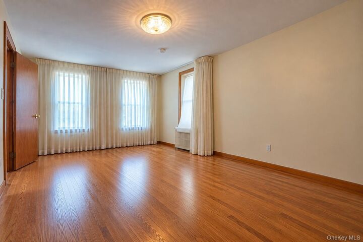 Property Photo:  12 Balfour Street 1  NY 10305 